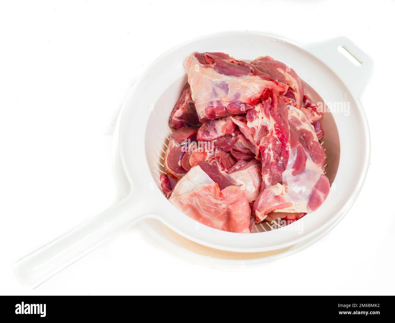 Viande d'agneau rouge fraîche dans une passoire Banque D'Images