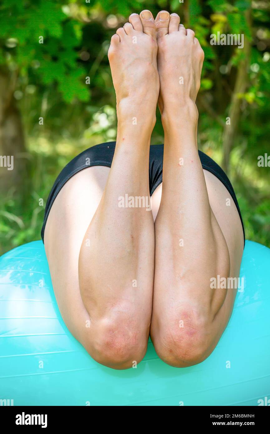 Exécution de la posture du yoga de l'arc Banque D'Images