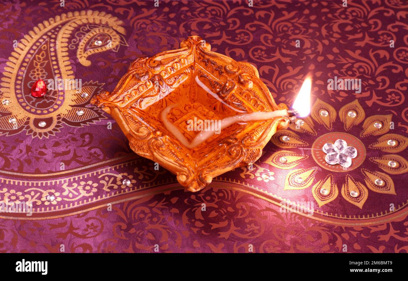 Diwali fait main lampe d'argile sur Floral Background Banque D'Images