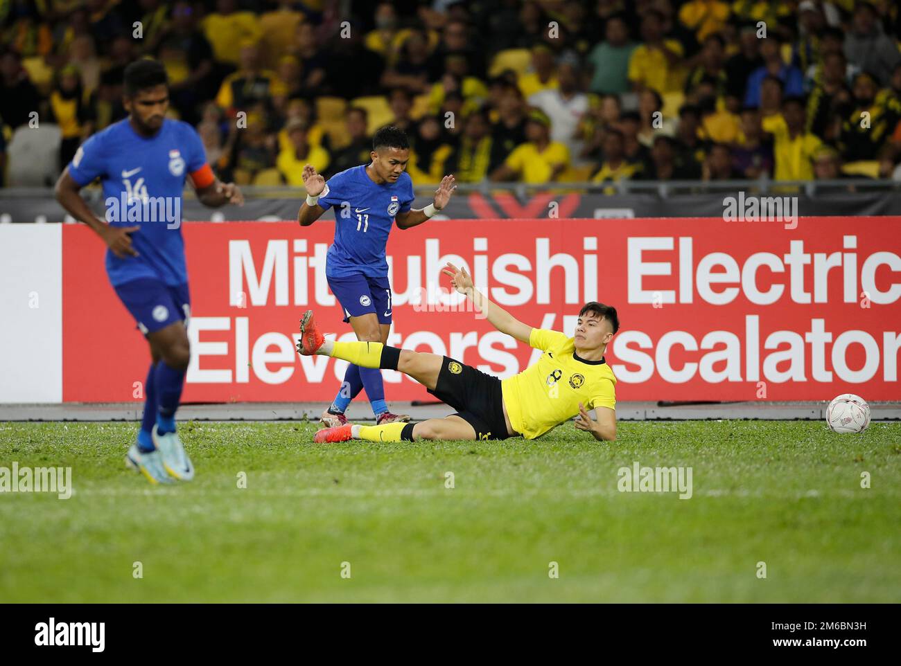 Kuala Lumpur, Malaisie. 03rd janvier 2023. Stuart John Wilkin de Malaisie (R) et Hafiz Nor de Singapour en action pendant le match de la coupe Mitsubishi Electric AFF 2022 entre la Malaisie et Singapour au stade national Bukit Jalil. Le score final; Malaisie 4: Singapour 1 crédit: SOPA Images Limited/Alay Live News Banque D'Images