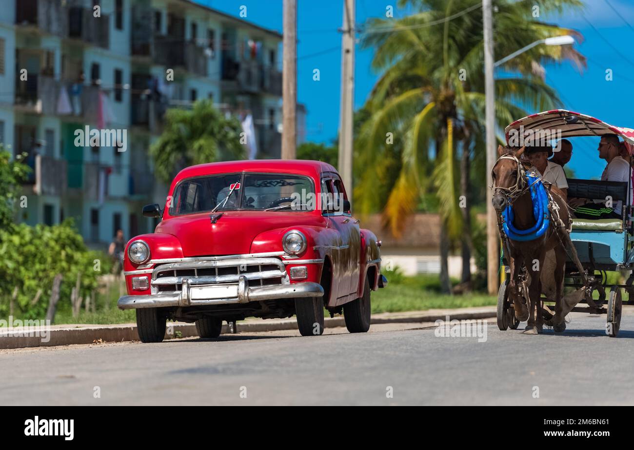 Voiture d'époque rouge américaine dans la rue à Santa Clara Cuba Banque D'Images