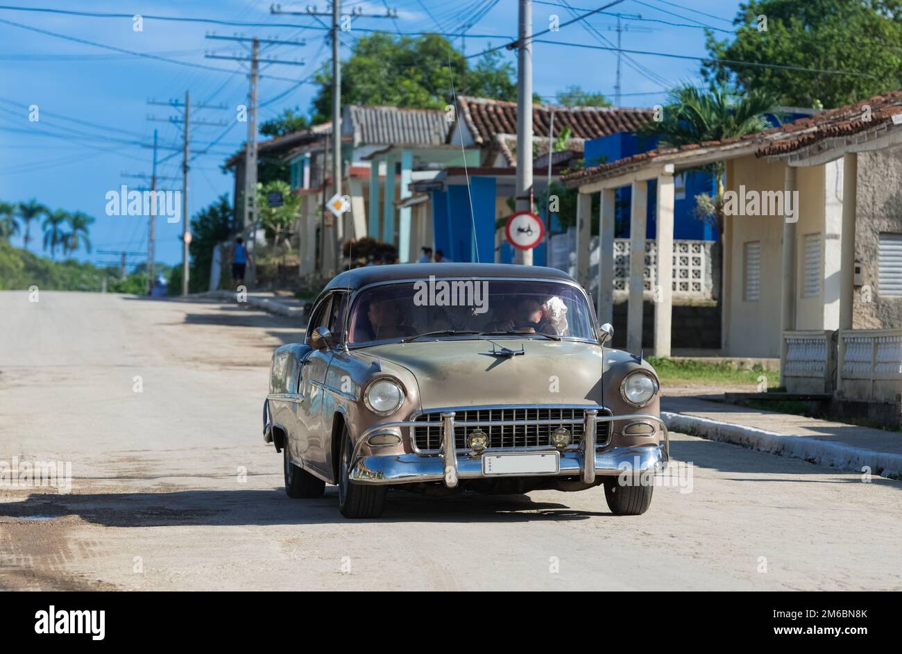 Voiture d'époque grise américaine dans la rue à Cuba Banque D'Images