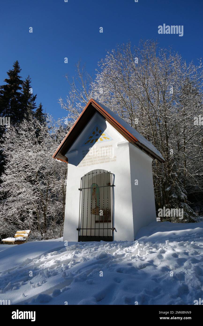 Chapelle dans la neige sous le ciel bleu Banque D'Images