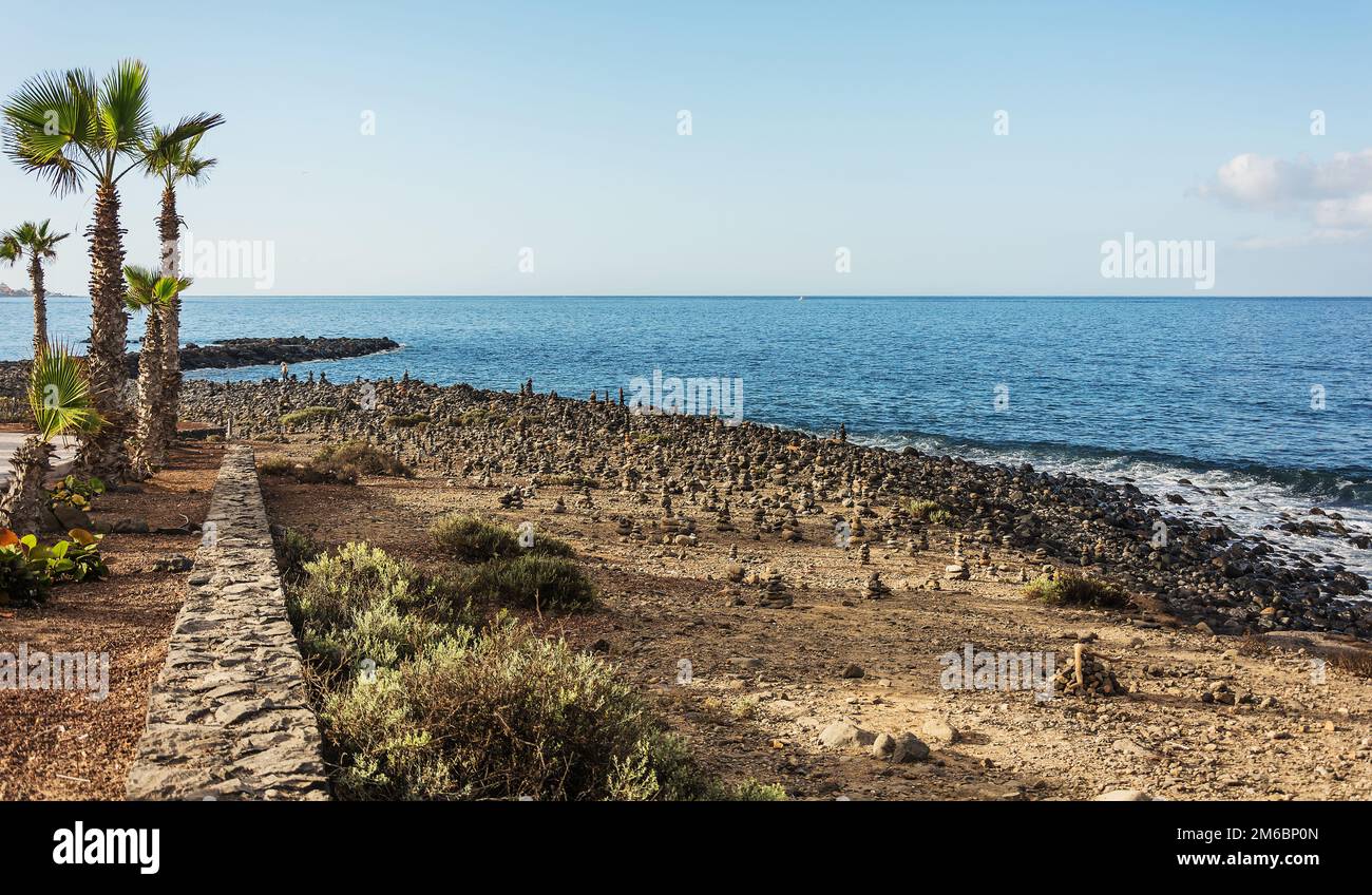 Cairn sur la rive de l'île de la Ténéfe dans la région de la Caleta Banque D'Images