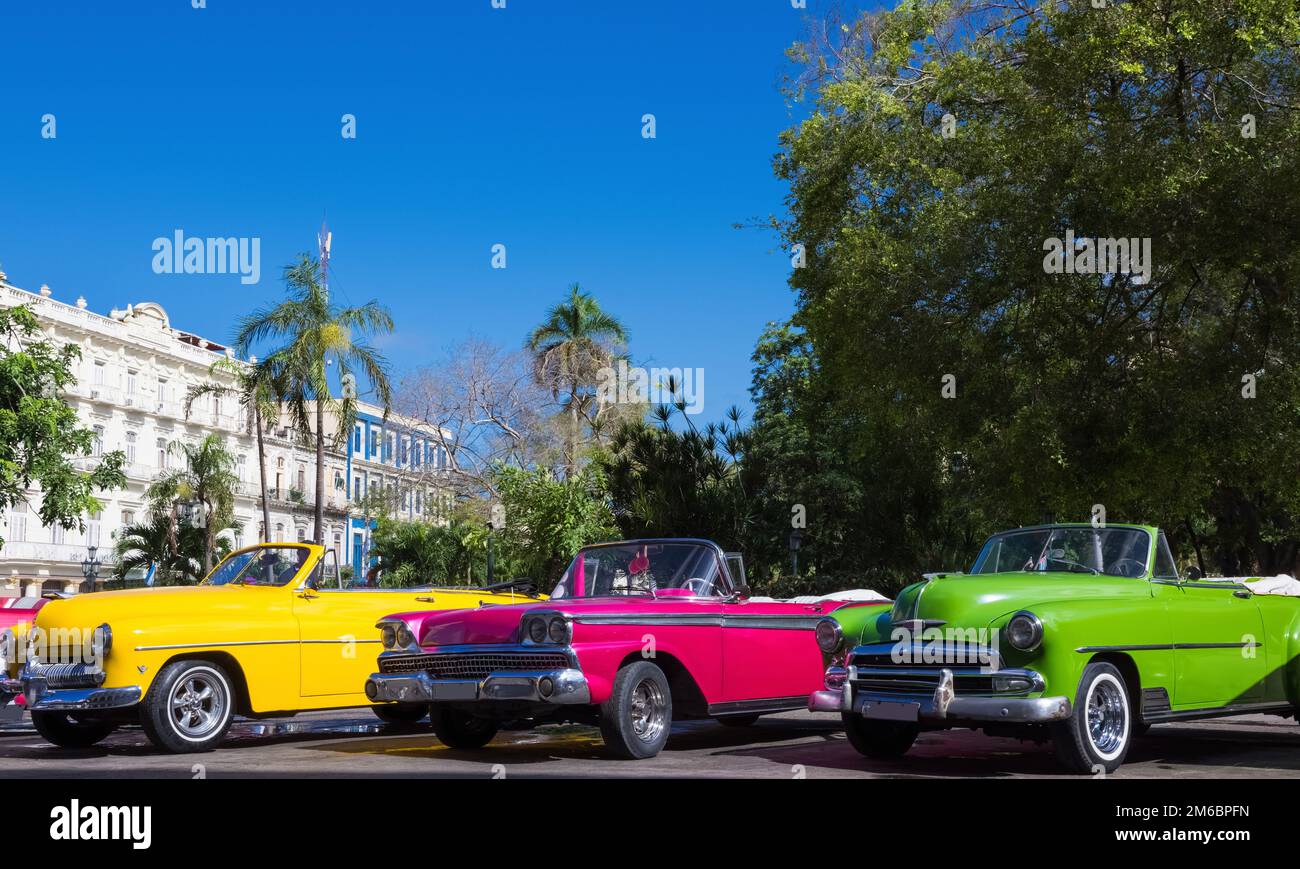 Les voitures classiques du cabriolet américain se trouvent à l'avant de la ville de Cuba, dans la vieille ville de la Havane Banque D'Images