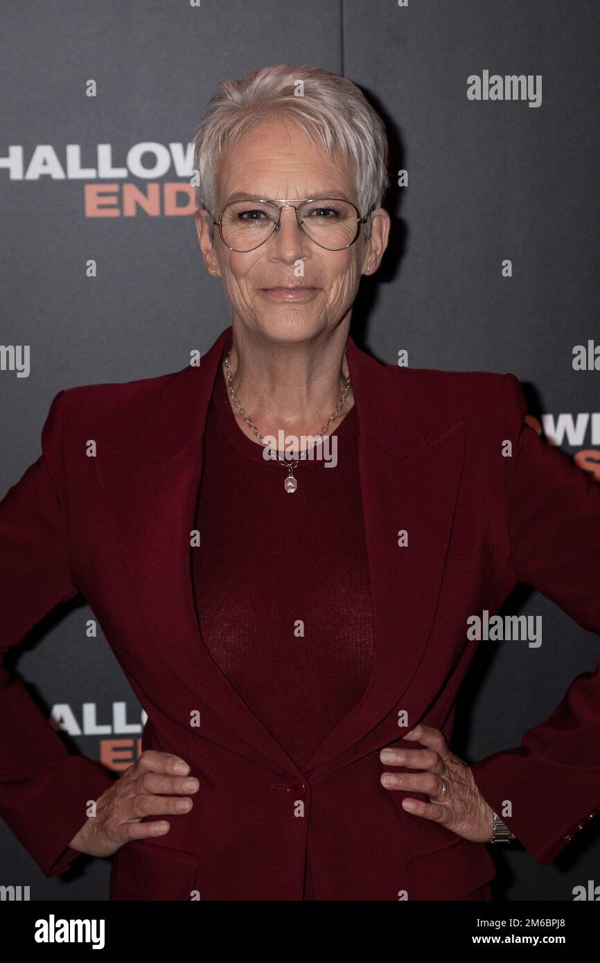 Photo du dossier datée du 29/09/22 de l'actrice américaine Jamie Lee Curtis lors d'une visite dans le nouvel espace Halloween ends Experience à Piccadilly Circus, Londres. Ana de Armas, Quentin Tarantino et Jamie Lee Curtis seront parmi les présentateurs des Golden Globes 80th, a annoncé la Hollywood Foreign Press Association (HFPA). La série de présentation de la cérémonie annuelle présente également Michaela Jae Rodriguez, qui a remporté la meilleure actrice dans une série télévisée de théâtre prix l'année dernière pour son rôle dans la pose, ainsi que sa co-star Billy porter. Date de publication : mardi 3 janvier 2023. Banque D'Images