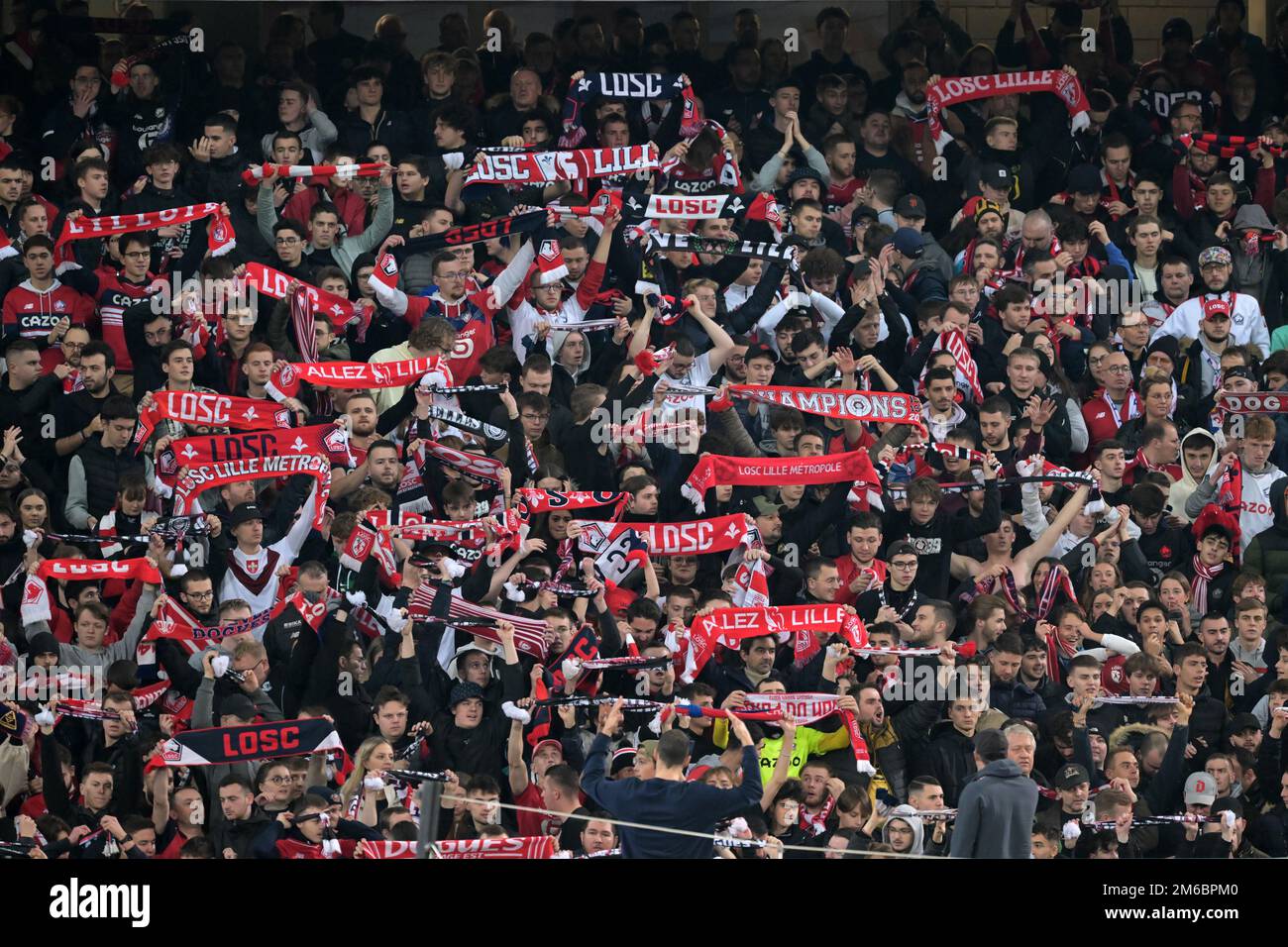 LILLE - LOSC Lille supporters lors du match de la Ligue française 1 entre l'OSC de Lille et le Stade de Reims au stade Pierre-Mauroy sur 2 janvier 2022 à Lille, France. AP | hauteur néerlandaise | Gerrit van Cologne Banque D'Images