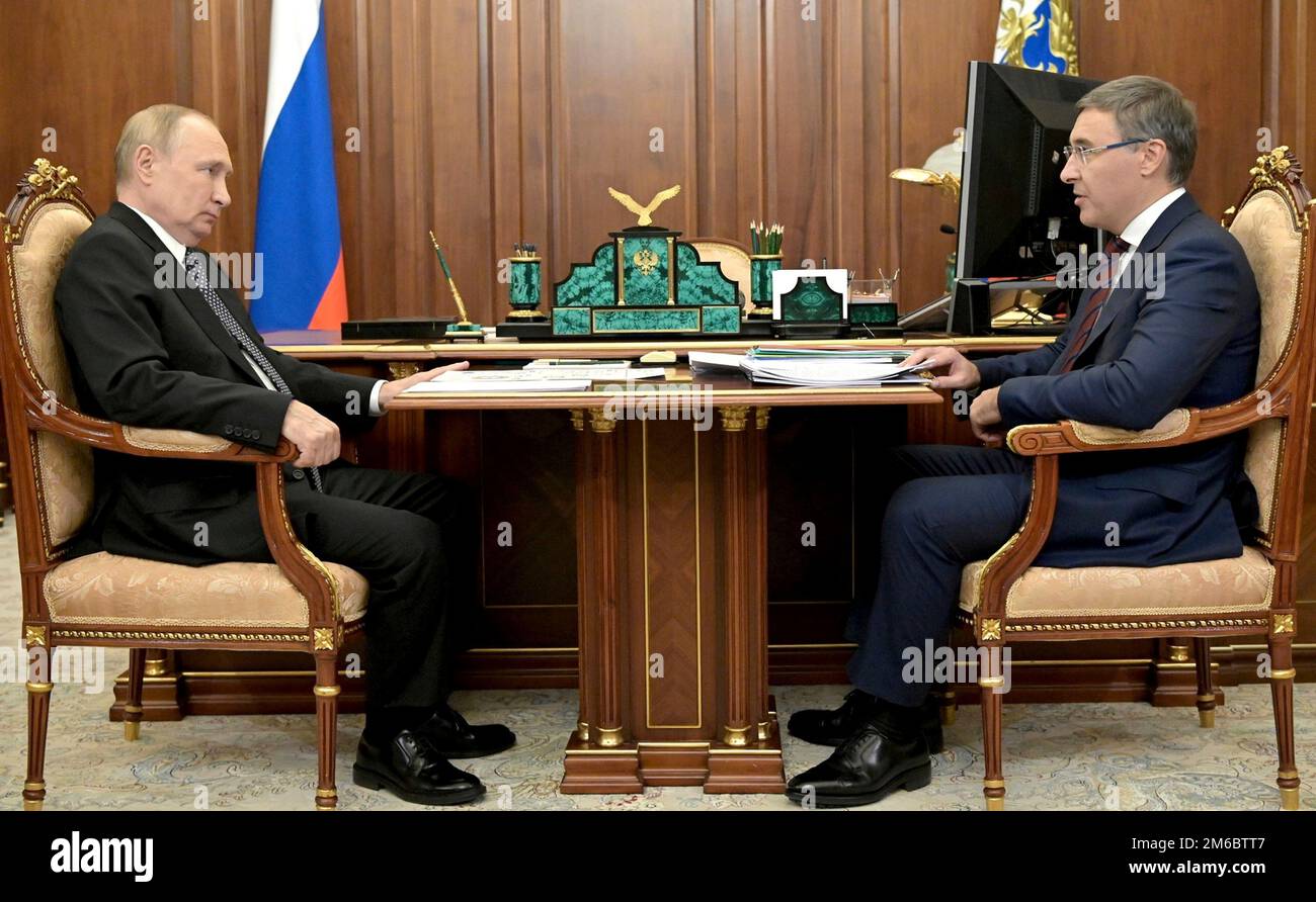 Moscou, Russie. 03rd janvier 2023. Le président russe Vladimir Poutine tient une réunion en face à face avec le ministre de la Science et de l'enseignement supérieur, Valery Falkov, à droite, au bureau du Kremlin, 3 janvier 2023, à Moscou, en Russie. Credit: Mikhail Klimentyev/Kremlin Pool/Alamy Live News Banque D'Images