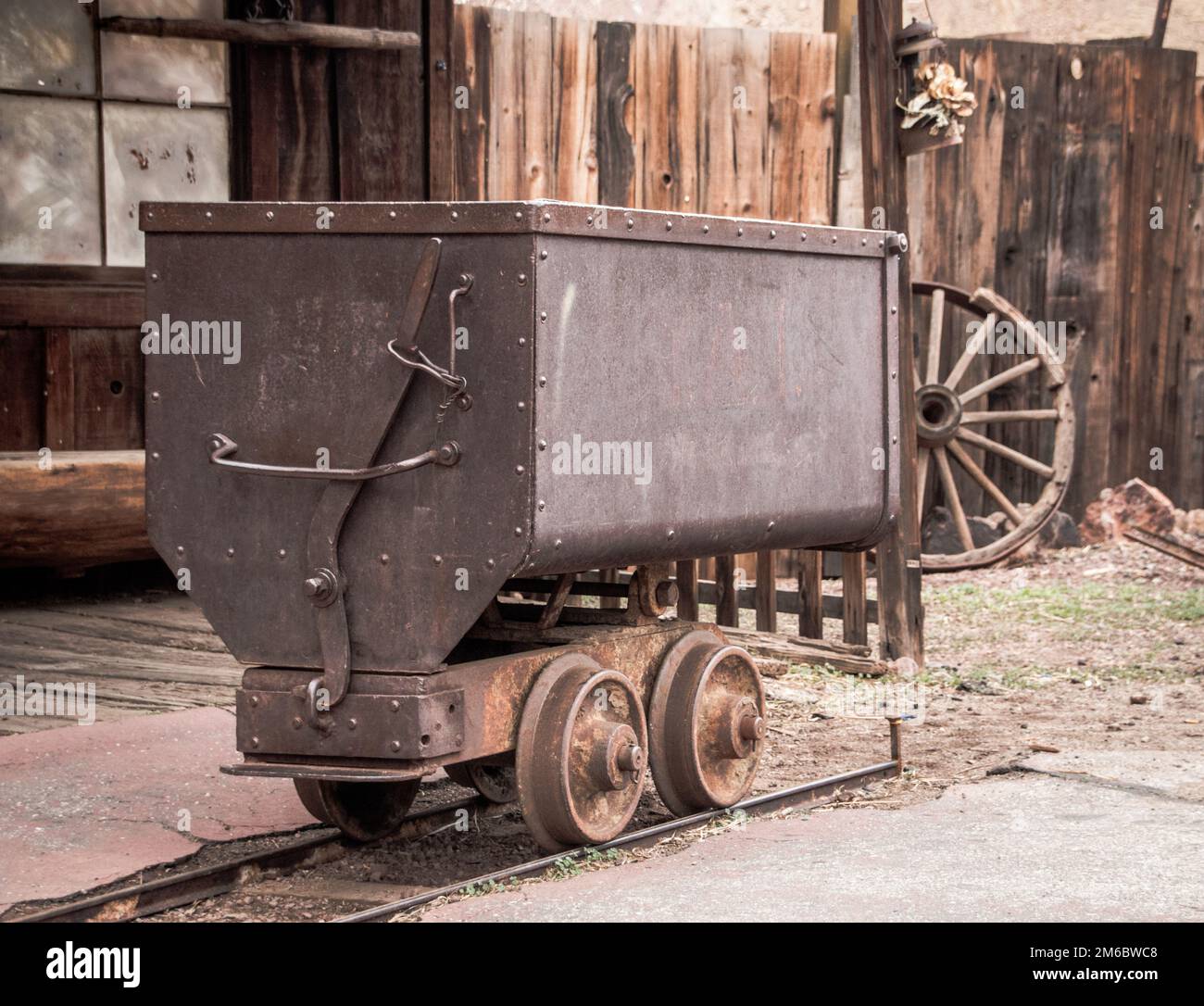 Chariot d'extraction de métal pour le transport de l'argent à Calico, ville fantôme, États-Unis Banque D'Images
