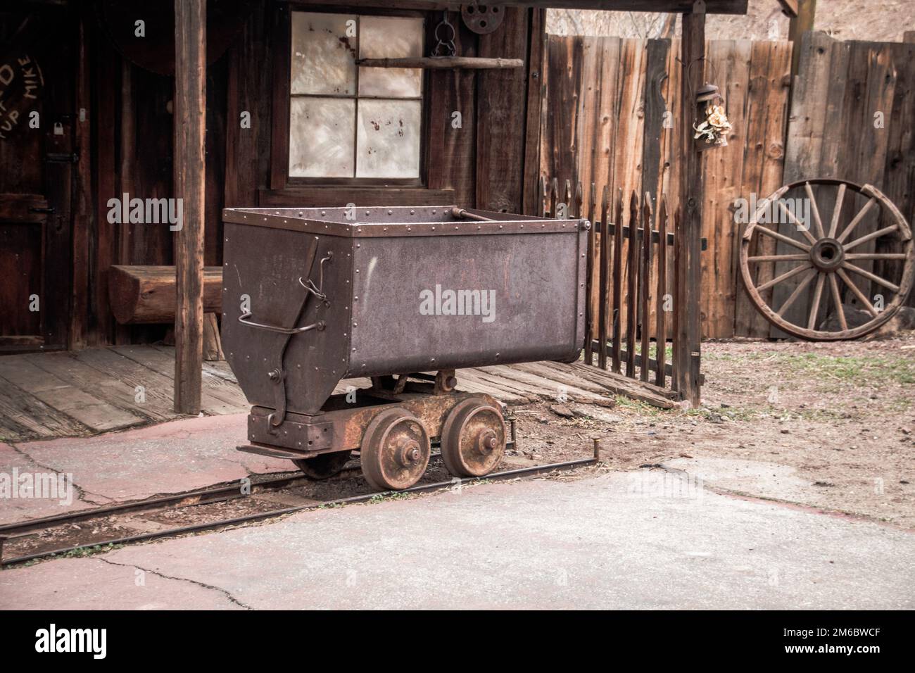 Chariot d'extraction de métal pour le transport de l'argent à Calico, ville fantôme, États-Unis Banque D'Images