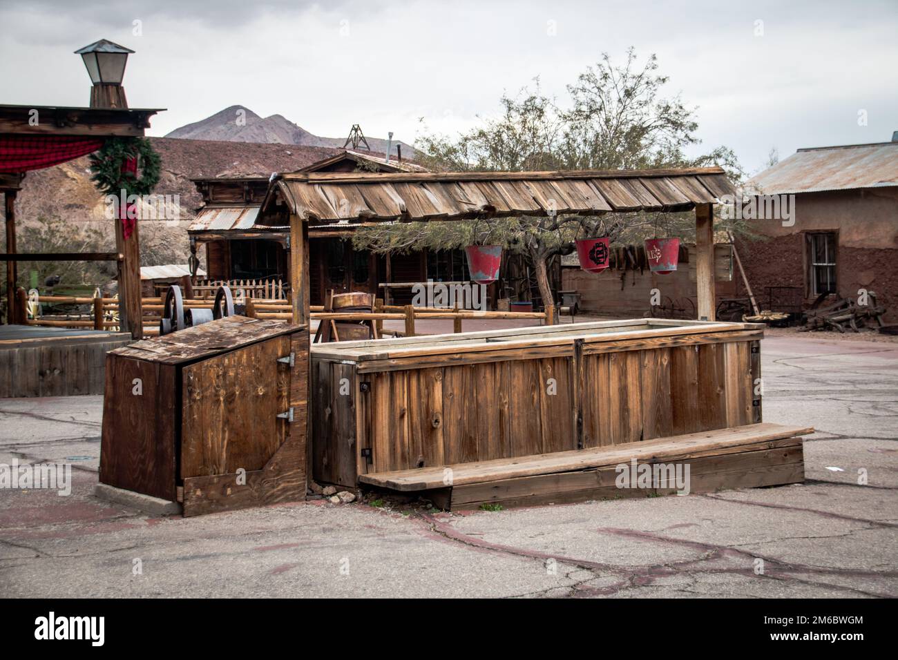 Bien avec des seaux pour l'eau dans la ville fantôme de Calico, Etats-Unis Banque D'Images