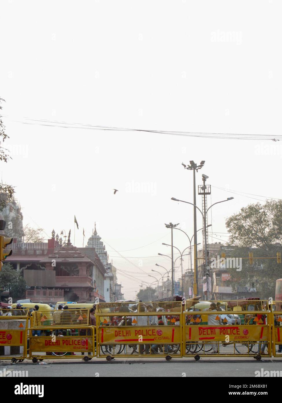 Les foules derrière les barricades de police jaune à Delhi Inde Banque D'Images