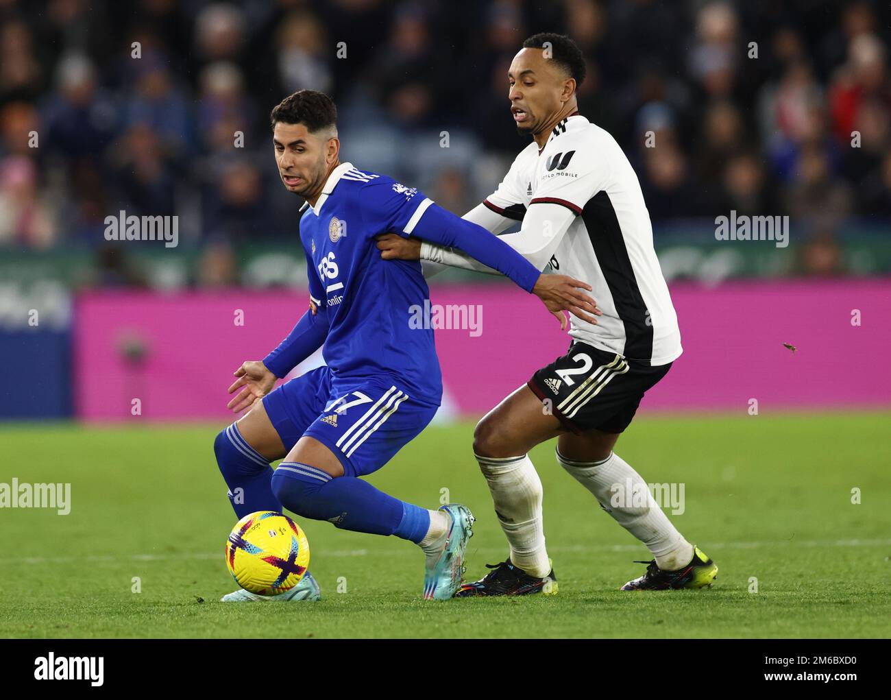 Leicester, Angleterre, le 3rd janvier 2023. Ayoze Perez de Leicester City se trouve aux défenses de Kenny Tete de Fulham lors du match de la Premier League au King Power Stadium de Leicester. Le crédit photo doit être lu : Darren Staples / Sportimage Banque D'Images