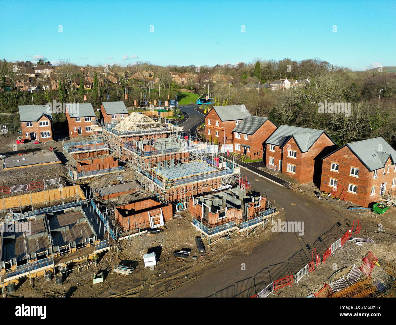 Pontypridd, pays de Galles - janvier 2023 : vue aérienne d'un nouveau développement de logements dans le village de Llantwitt Fardre à Rhondda Cynon Taf Banque D'Images Pontypridd, pays de Galles - janvier 2023 : vue aérienne d'un nouveau développement de logements dans le village de Llantwitt Fardre à Rhondda Cynon Taf Banque D'Images