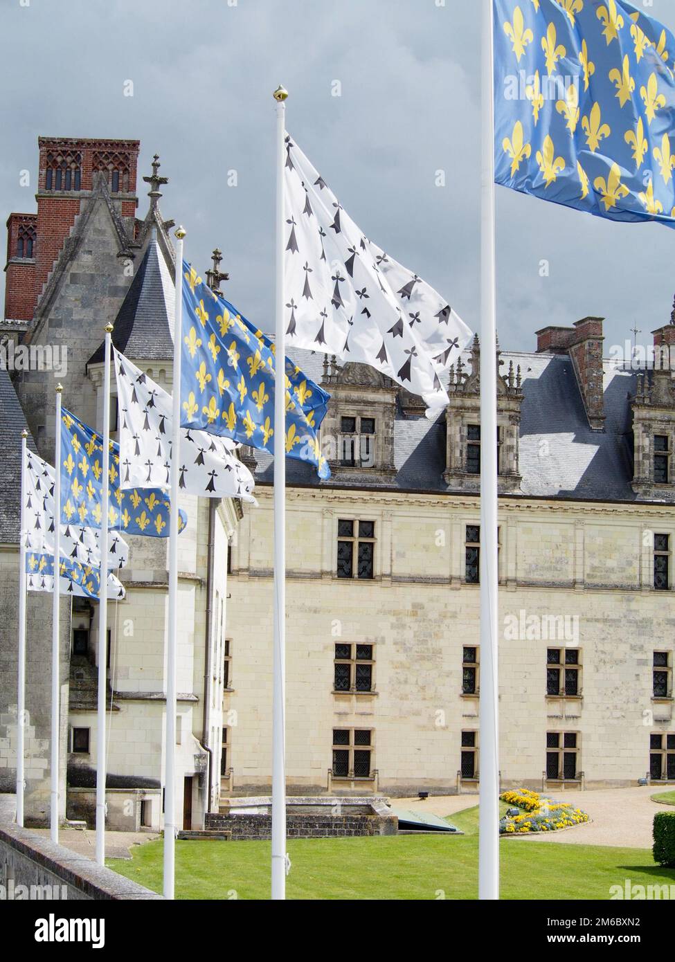 Fleur-de-lis drapeaux en agitant devant le château d'Amboise dans la vallée de la Loire en France Banque D'Images