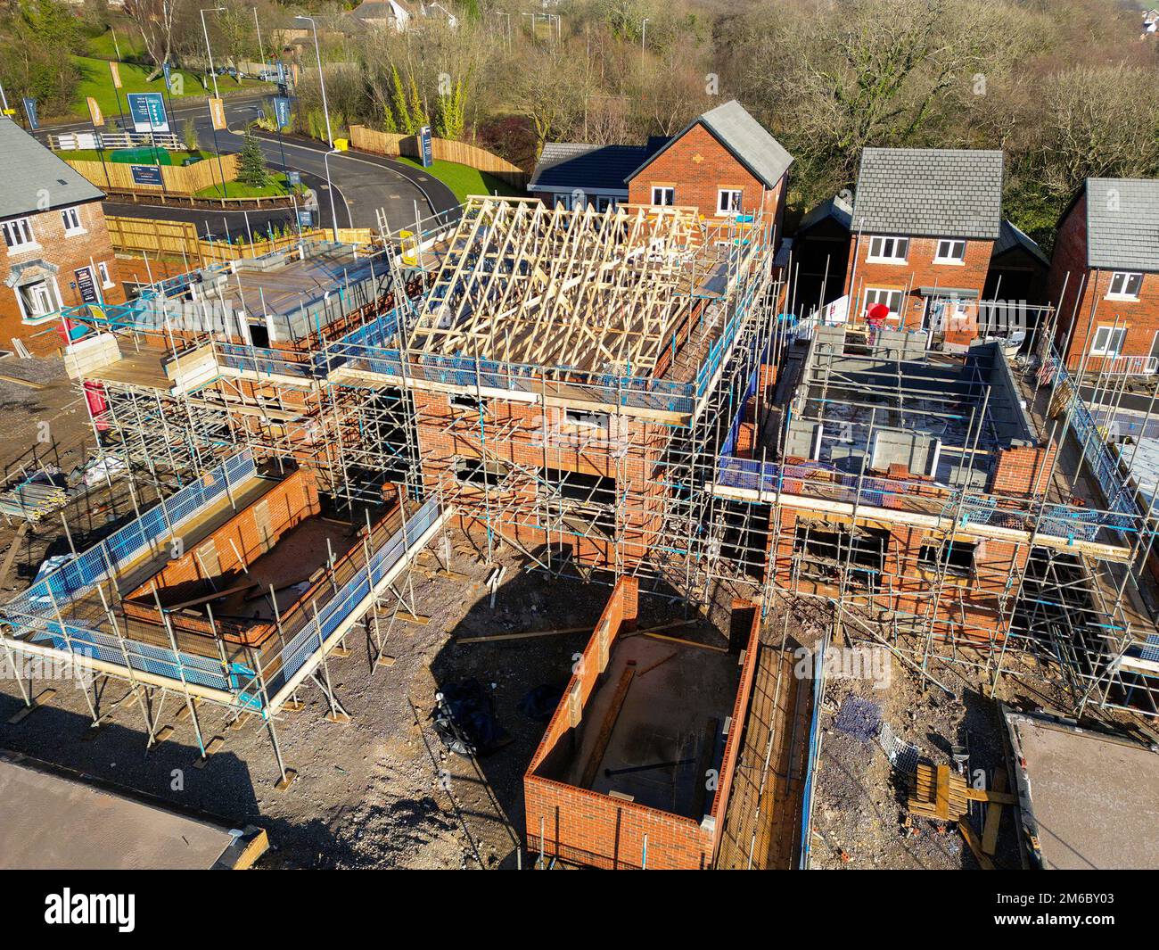 Pontypridd, pays de Galles - janvier 2023 : vue aérienne d'un nouveau développement de logements dans le village de Llantwitt Fardre à Rhondda Cynon Taf Banque D'Images Pontypridd, pays de Galles - janvier 2023 : vue aérienne d'un nouveau développement de logements dans le village de Llantwitt Fardre à Rhondda Cynon Taf Banque D'Images