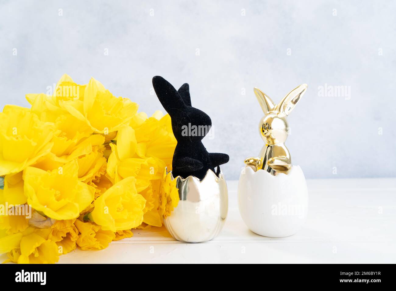 Chasse aux œufs avec lapin blanc de Pâques Banque D'Images Chasse aux œufs avec lapin blanc de Pâques Banque D'Images