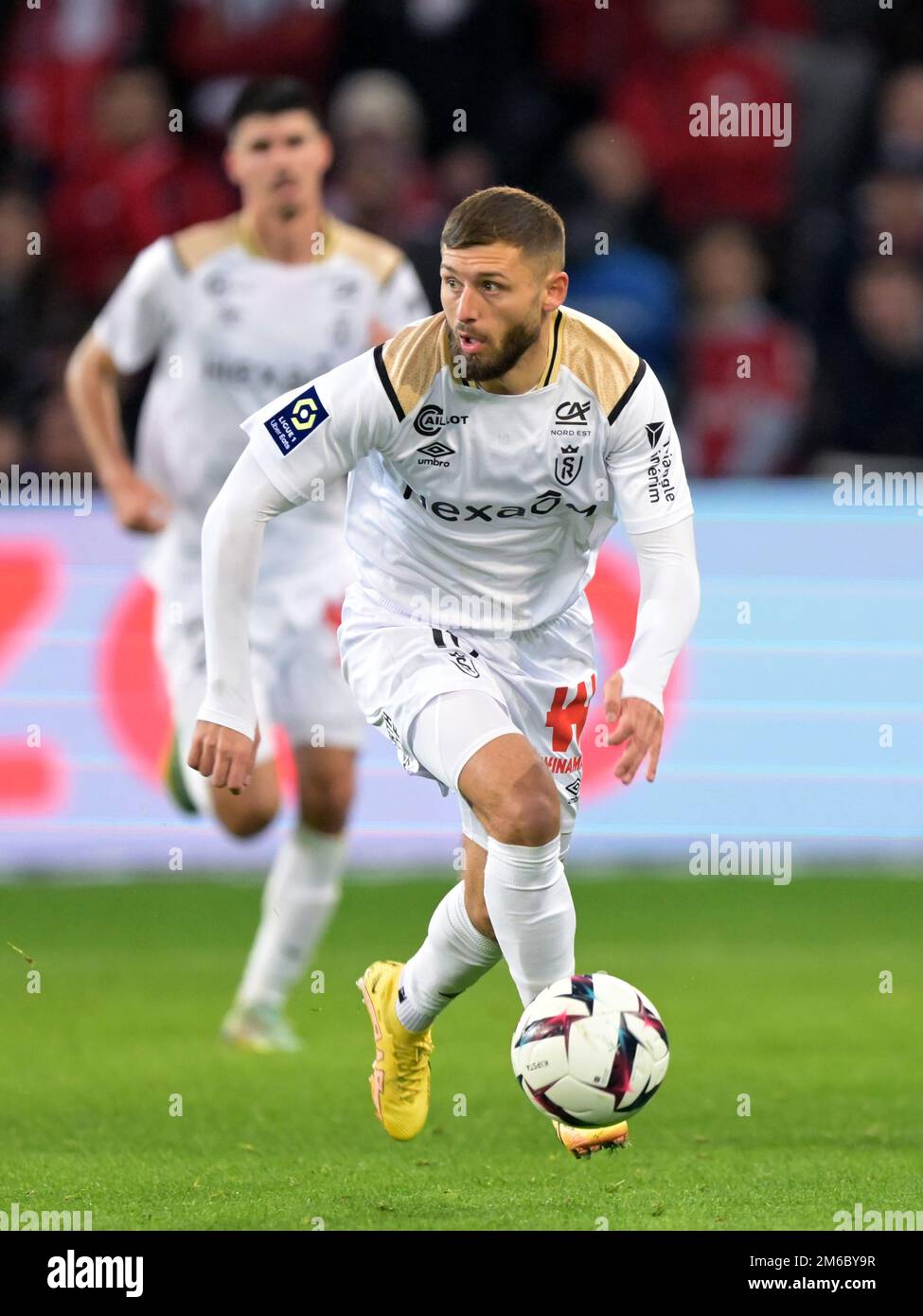 LILLE - Arber Zeneli du Stade Reims pendant le match de la Ligue française 1 entre Lille OSC et le Stade de Reims au stade Pierre-Mauroy sur 2 janvier 2022 à Lille, France. AP | hauteur néerlandaise | Gerrit van Cologne Banque D'Images