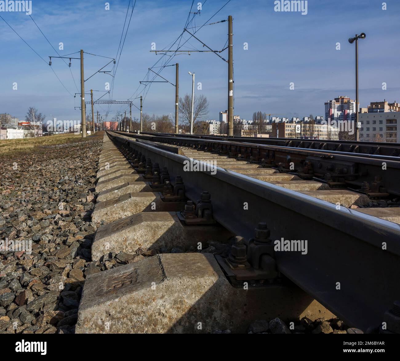 Deux branches de fer électrifié pour la circulation des trains à traction électrique Banque D'Images