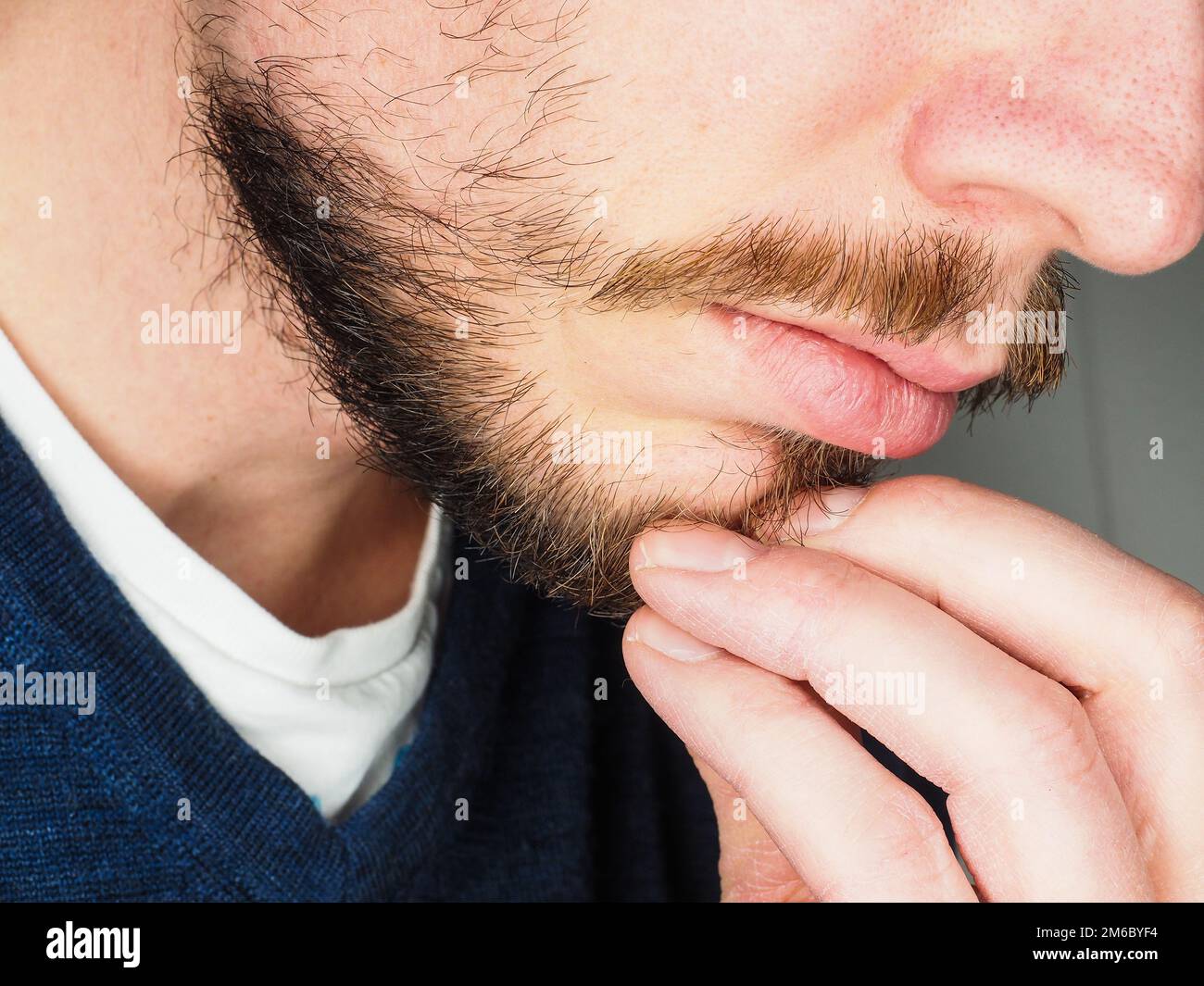 Personne de sexe masculin, à libre avec les doigts dans la barbe Banque D'Images