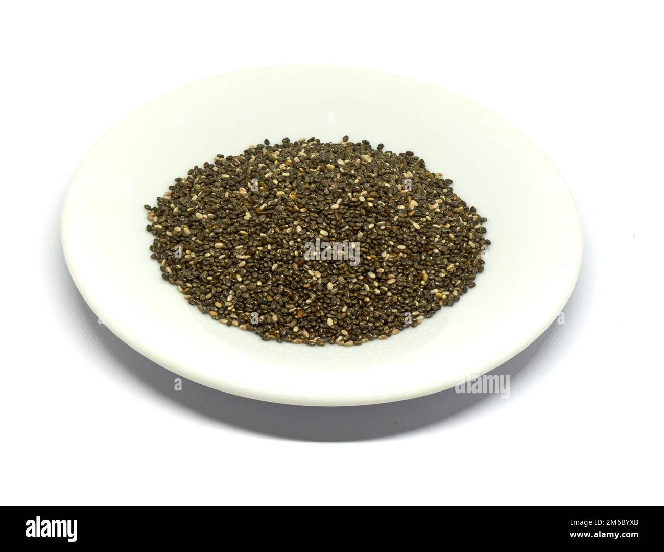 Graines de Chia isolées sur fond blanc Banque D'Images