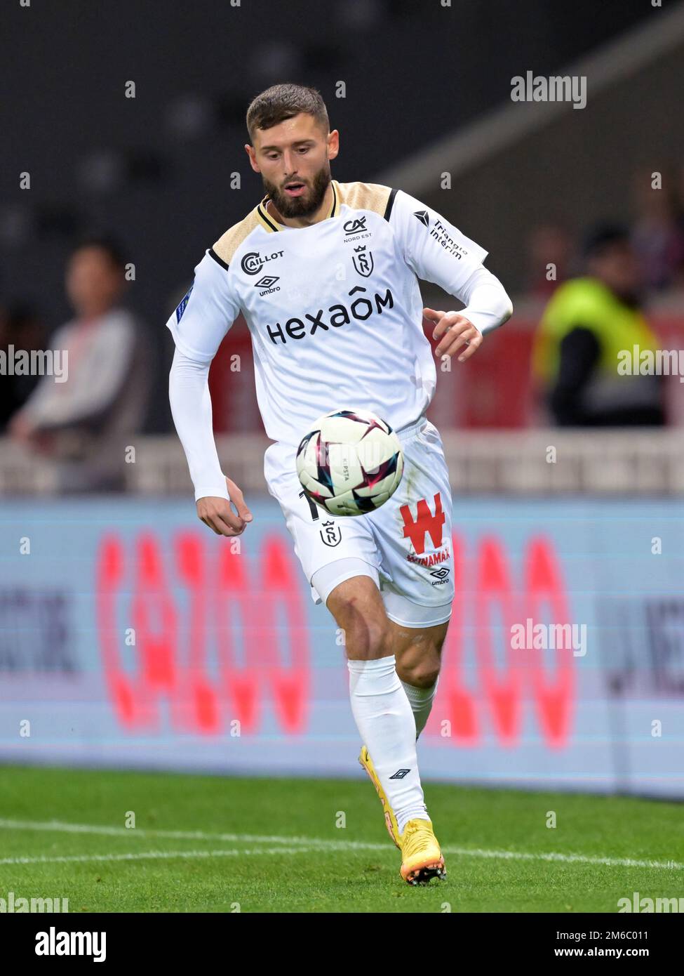 LILLE - Arber Zeneli du Stade Reims pendant le match de la Ligue française 1 entre Lille OSC et le Stade de Reims au stade Pierre-Mauroy sur 2 janvier 2022 à Lille, France. AP | hauteur néerlandaise | Gerrit van Cologne Banque D'Images