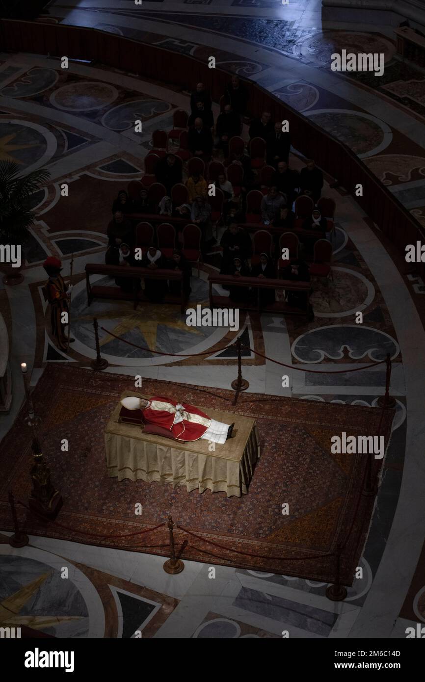 Vatican, Vatican, le 3 janvier 2023. Le corps du défunt pape émerit Benoît XVI est présenté en public à Saint-Jean Basilique Saint-Pierre au Vatican. Maria Grazia Picciarella/Alamy Live News Banque D'Images