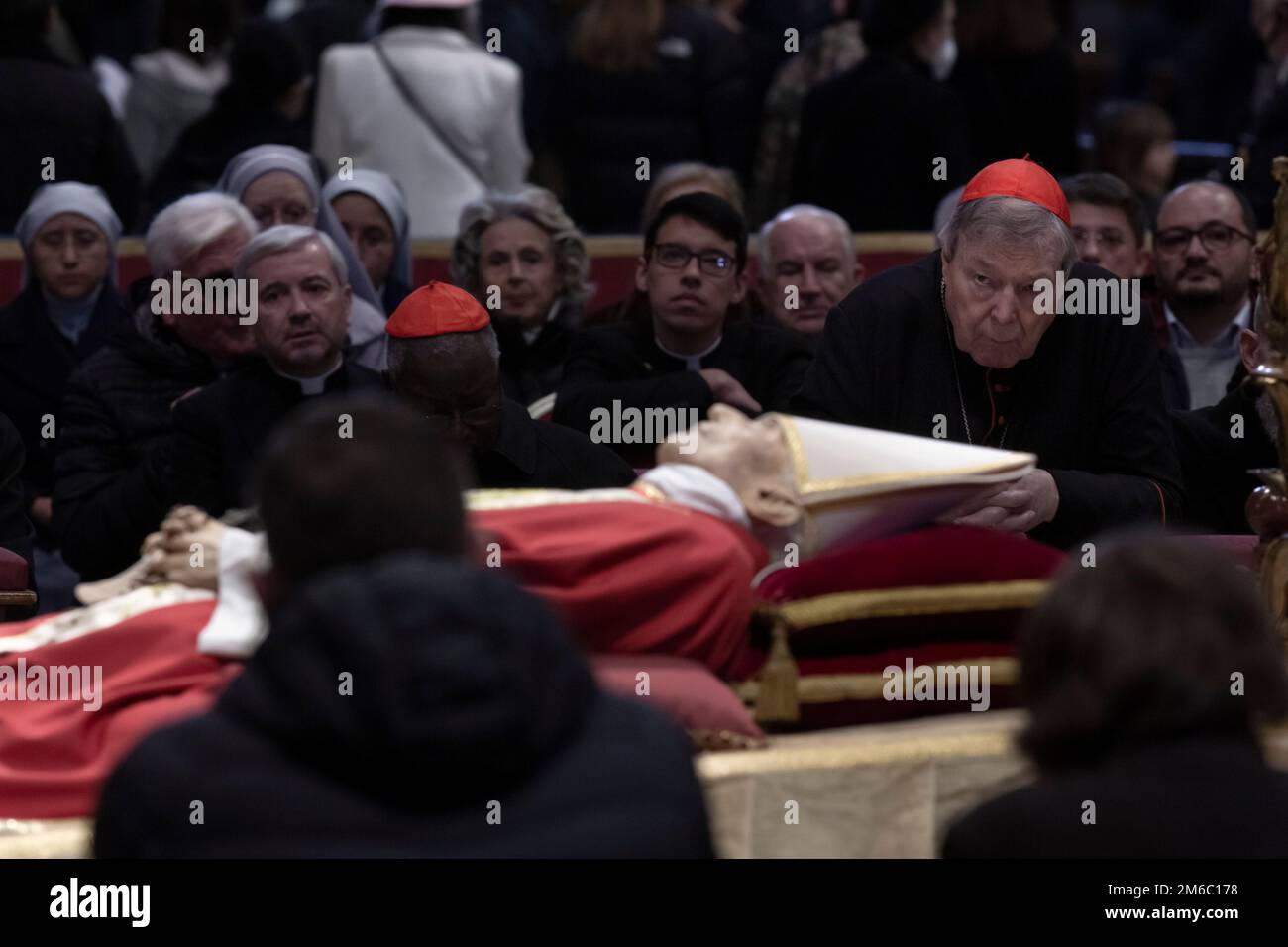 Vatican, Vatican, le 3 janvier 2023. Le cardinal australien George Pell rend hommage au regretté Pape émérite Benoît XVI à Saint-Laurent Basilique Saint-Pierre au Vatican. Maria Grazia Picciarella/Alamy Live News Banque D'Images