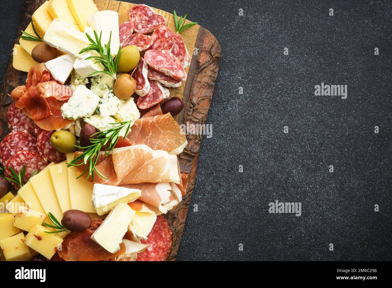 Plateau antipasti avec jamon, salammi et assortiment de fromages. Banque D'Images