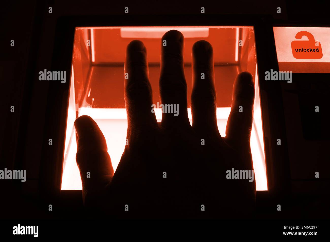 Concept de cybersécurité - la personne déverrouille un ordinateur sur un divice avec ses empreintes digitales Banque D'Images