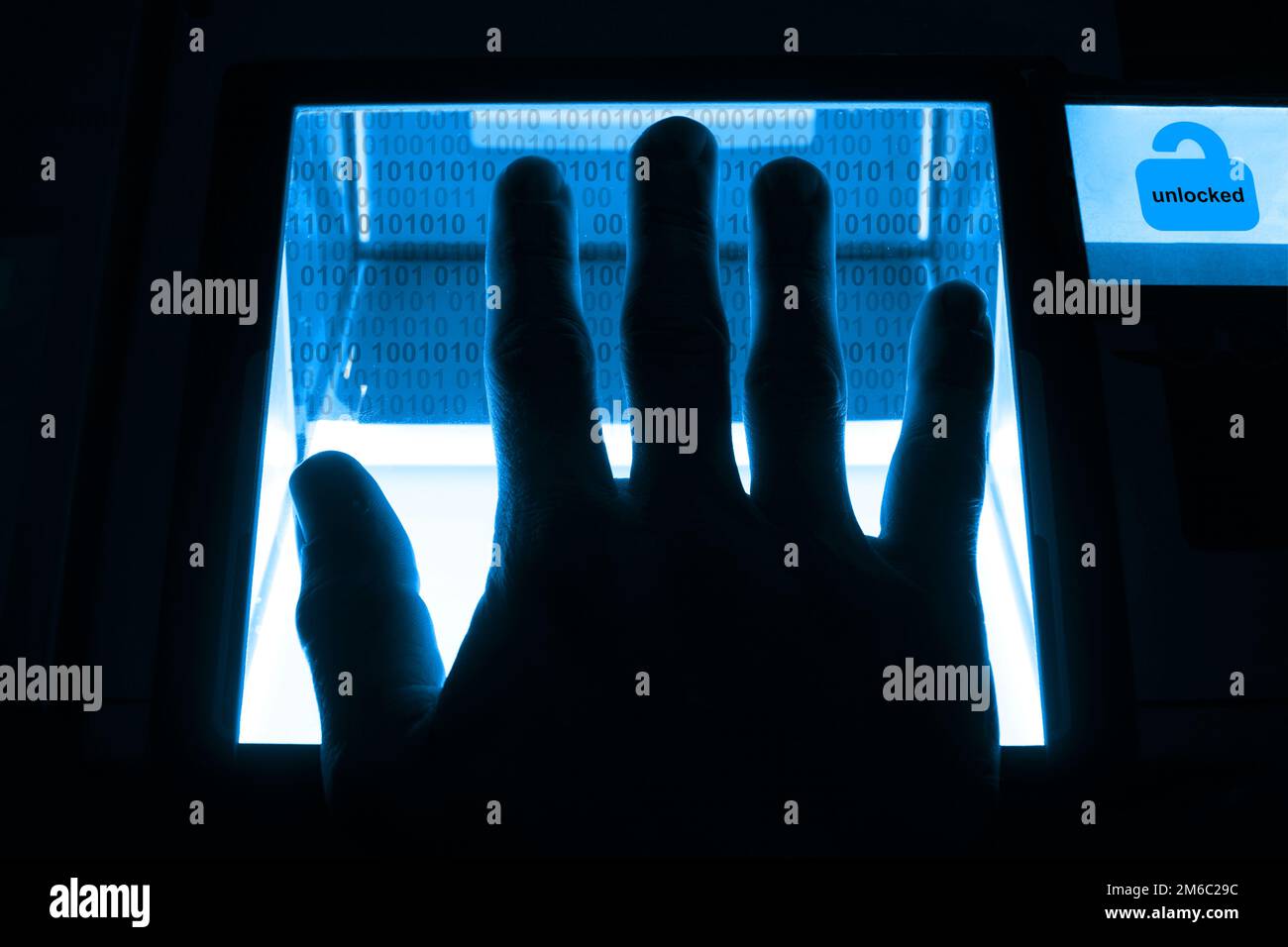 Personne déverrouille un ordinateur sur un étau avec ses empreintes digitales Banque D'Images