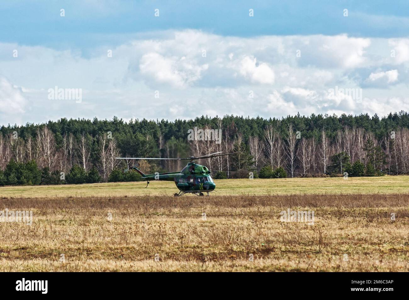 L'hélicoptère MI-2 a atterri sur le terrain près de la ceinture forestière Banque D'Images