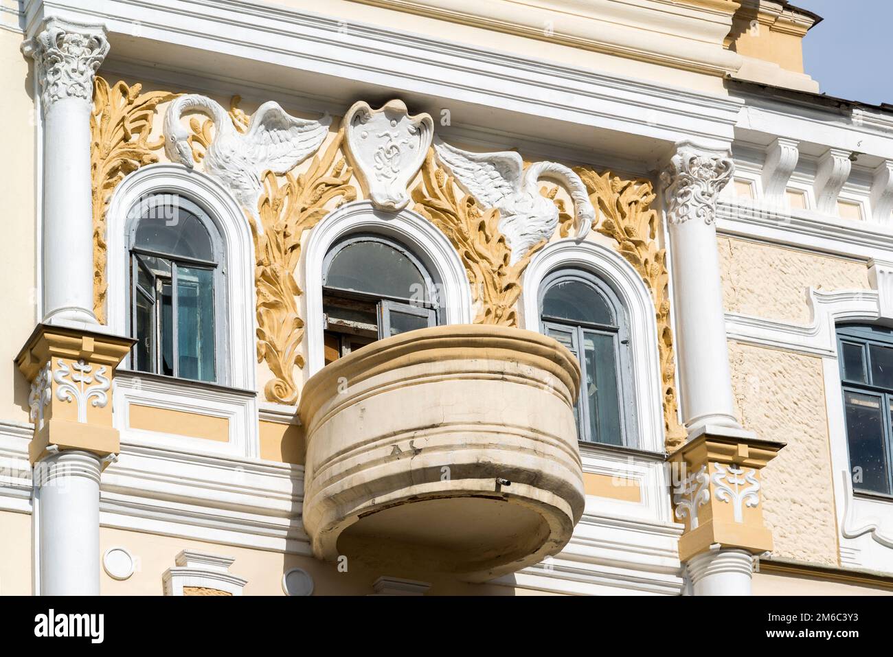 Fragment de décor du passage de Chernoyarovsky - Maison rentable du marchand Chernoyarov à Kazan, Russie Banque D'Images