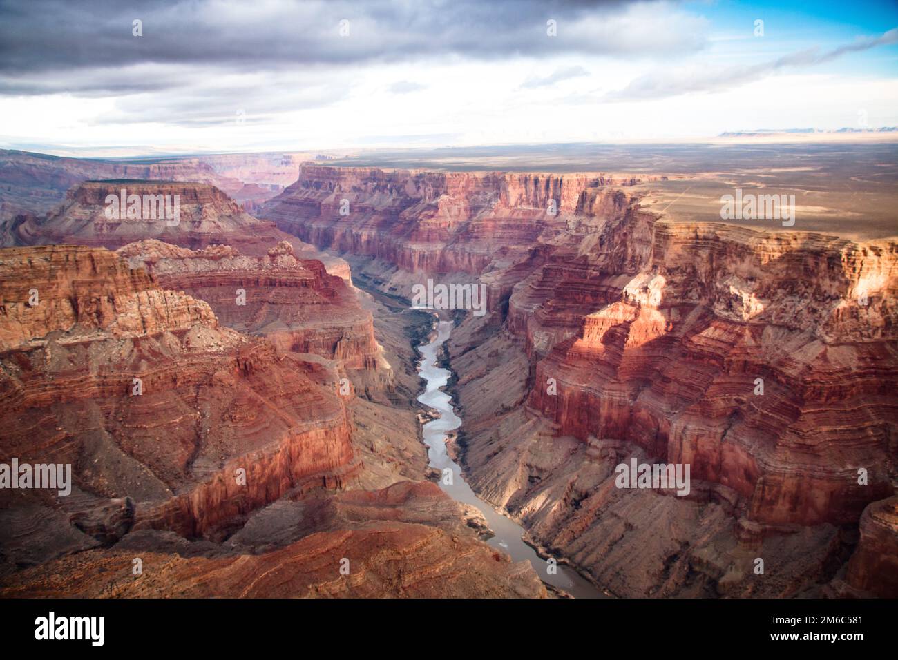 Vue sur les bords sud et nord du grand canyon depuis l'hélicoptère Banque D'Images