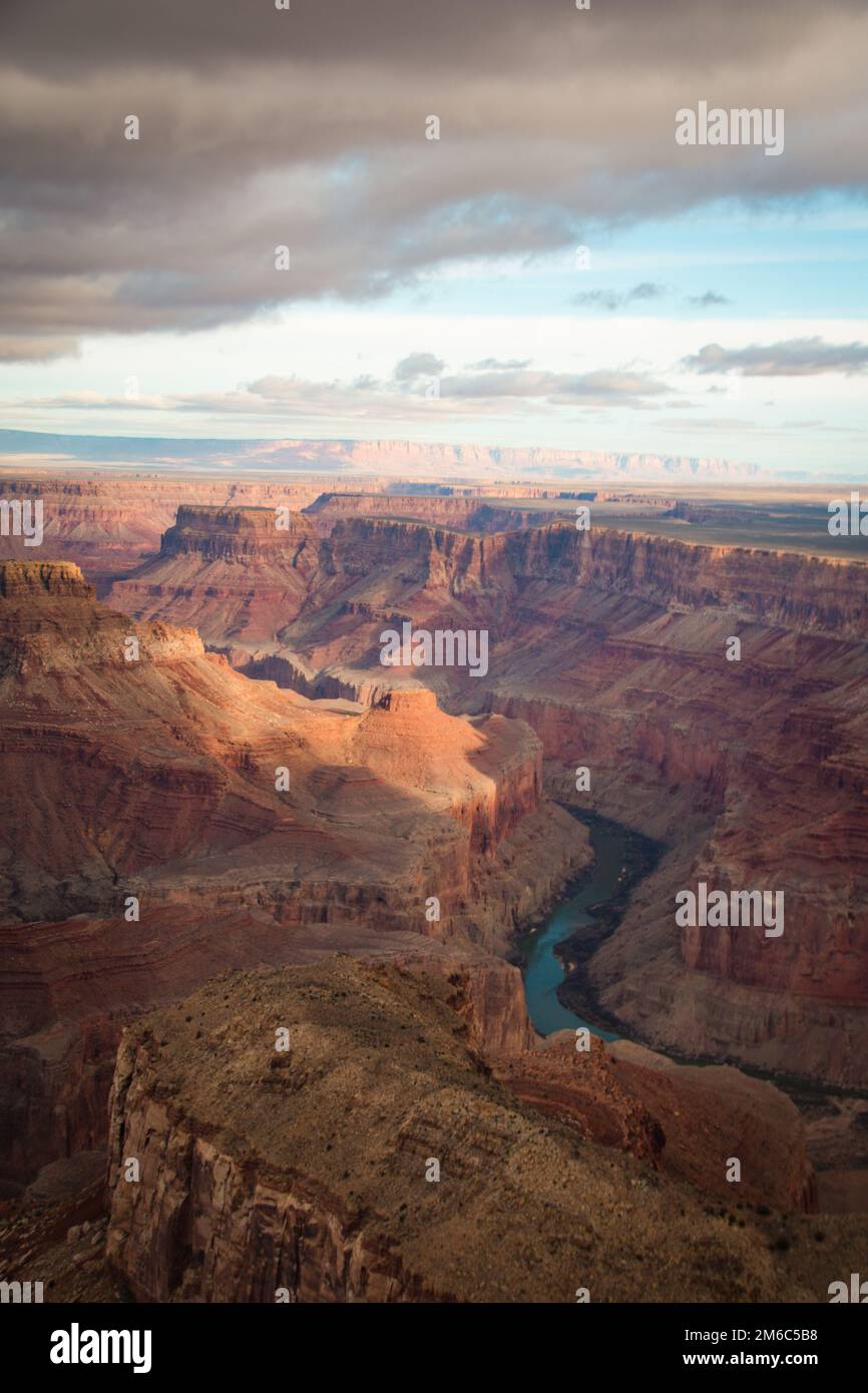 Vue sur les bords sud et nord du grand canyon depuis l'hélicoptère Banque D'Images