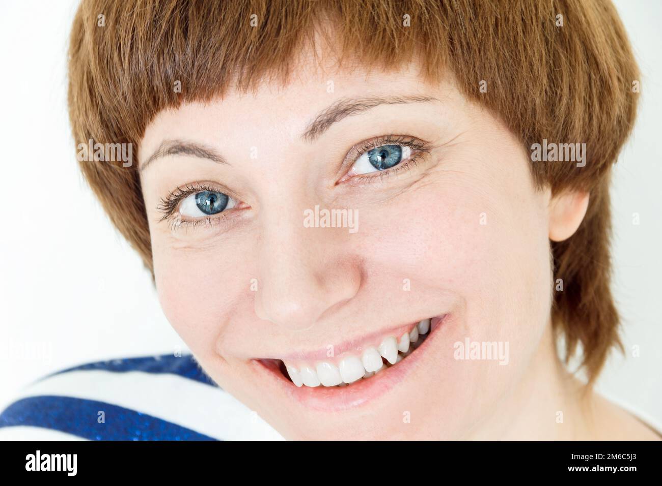 Portrait de femme heureuse avec des cheveux bruns courts Banque D'Images