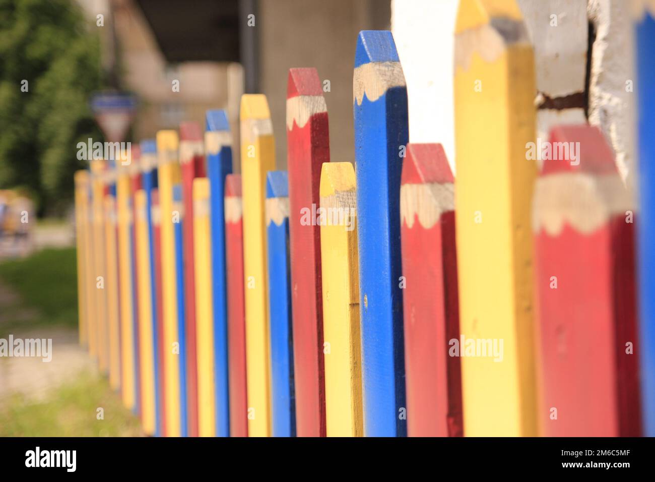 Clôture de couleur au-delà de la maison Banque D'Images