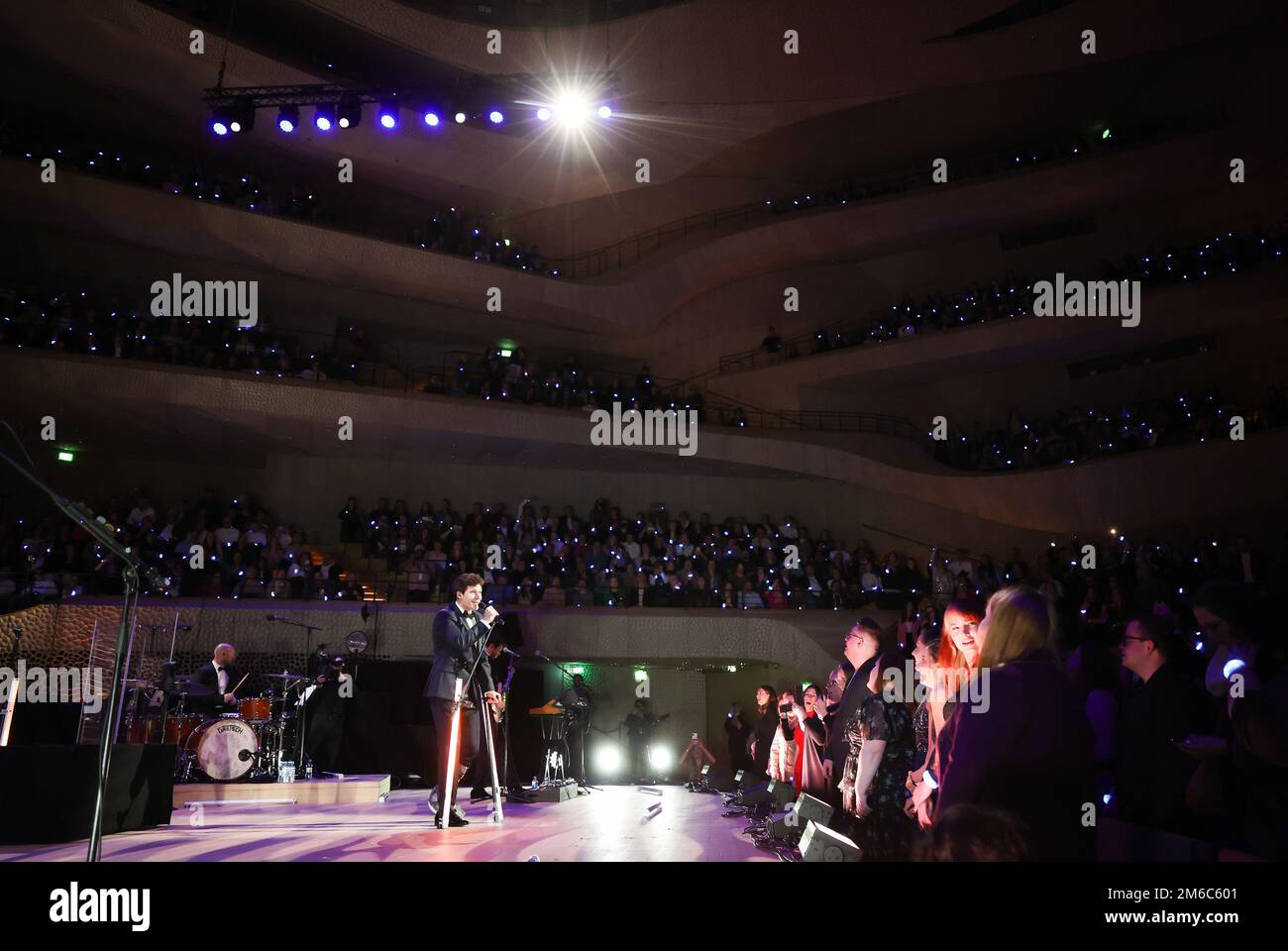 Hambourg, Allemagne. 03rd janvier 2023. La chanteuse Wincent Weiss chante à un concert de charité à l'Elbphilharmonie. Dans l'Elbphilharmonie vendue, le mini-festival « Channel Aid - Live in concert by JBL » a commencé ce soir pour une bonne cause. Le premier canal de bienfaisance YouTube au monde est en ligne depuis 2017 et recueille des dons pour des projets sociaux à chaque clic. Credit: Christian Charisius/dpa/Alay Live News Banque D'Images