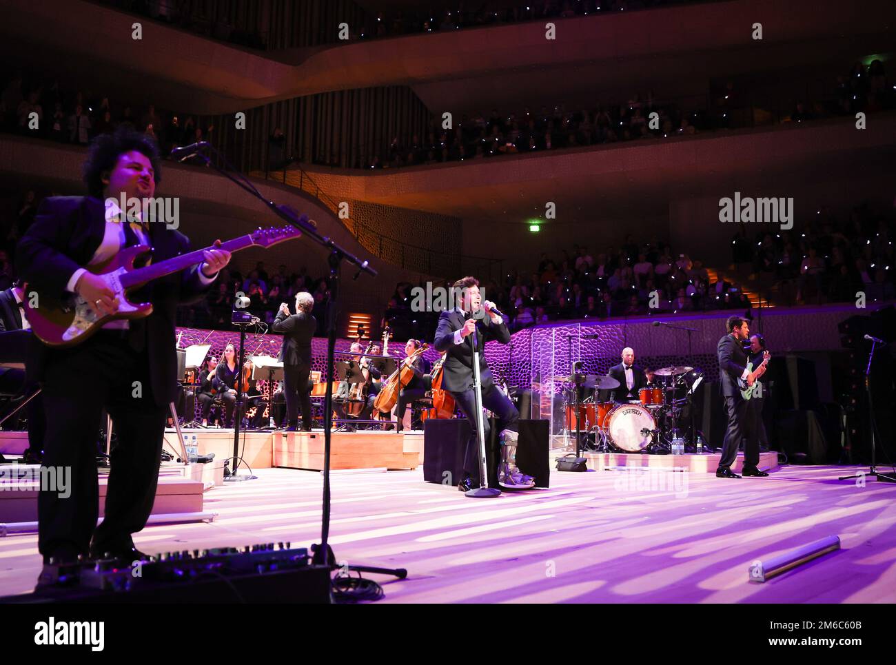 Hambourg, Allemagne. 03rd janvier 2023. La chanteuse Wincent Weiss chante à un concert de charité à l'Elbphilharmonie. Dans l'Elbphilharmonie vendue, le mini-festival « Channel Aid - Live in concert by JBL » a commencé ce soir pour une bonne cause. Le premier canal de bienfaisance YouTube au monde est en ligne depuis 2017 et recueille des dons pour des projets sociaux à chaque clic. Credit: Christian Charisius/dpa/Alay Live News Banque D'Images
