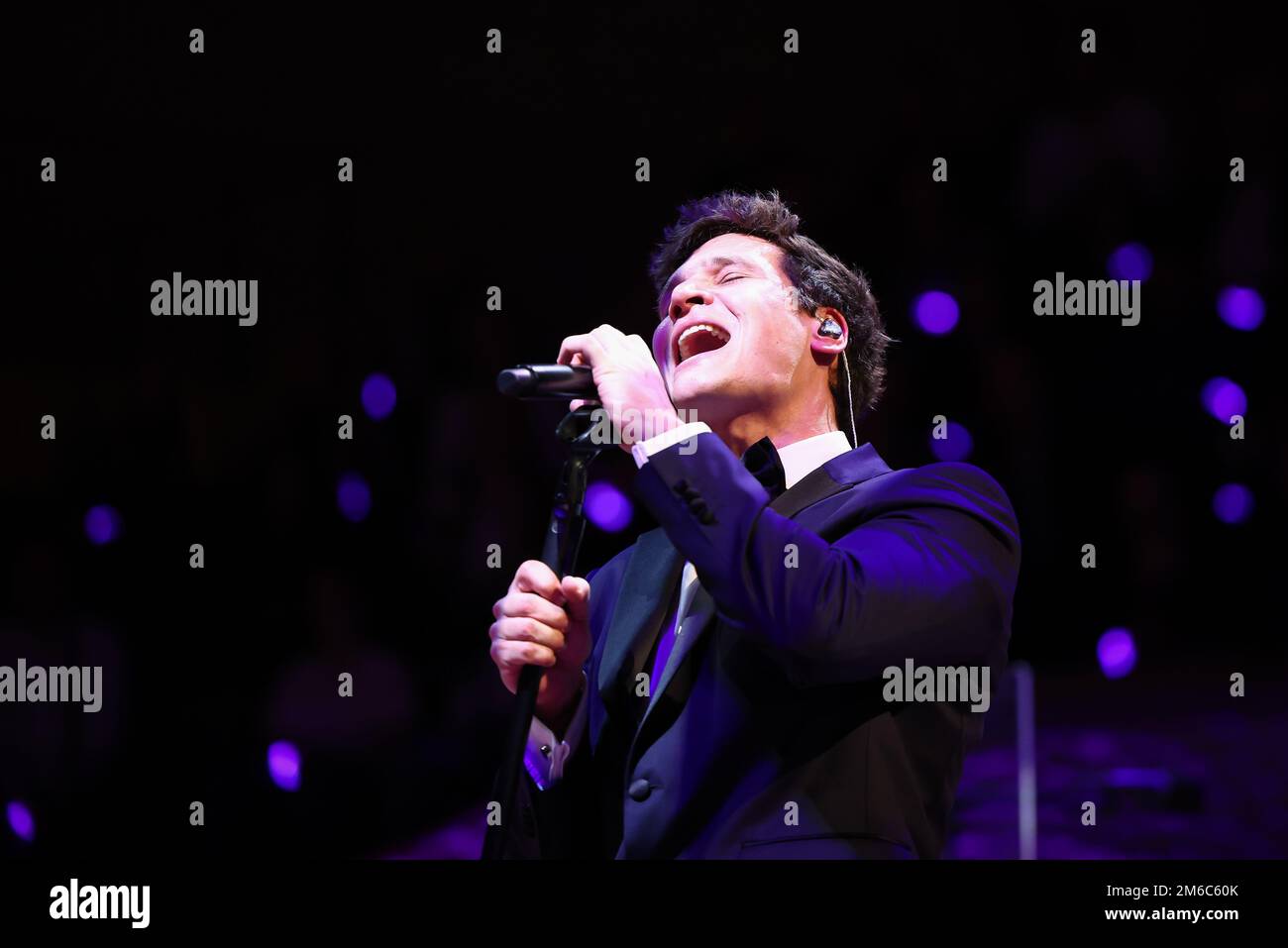 Hambourg, Allemagne. 03rd janvier 2023. La chanteuse Wincent Weiss chante à un concert de charité à l'Elbphilharmonie. Dans l'Elbphilharmonie vendue, le mini-festival « Channel Aid - Live in concert by JBL » a commencé ce soir pour une bonne cause. Le premier canal de bienfaisance YouTube au monde est en ligne depuis 2017 et recueille des dons pour des projets sociaux à chaque clic. Credit: Christian Charisius/dpa/Alay Live News Banque D'Images