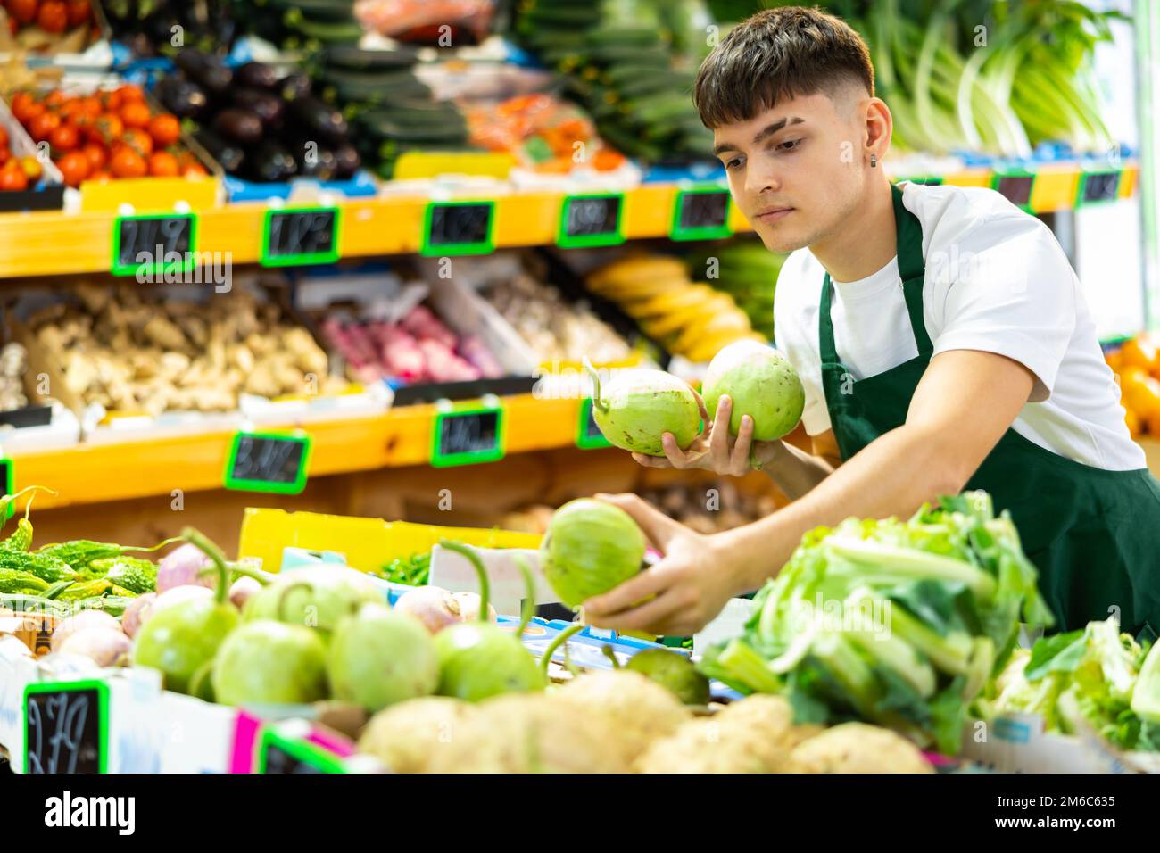 Portrait d'un vendeur de type travaillant dans un magasin de légumes Banque D'Images