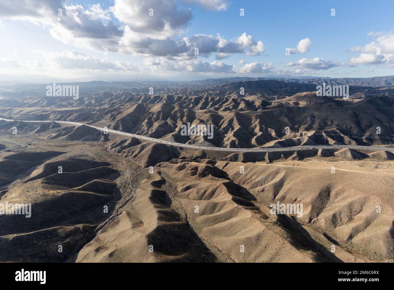 Vue aérienne de l'autoroute 14 près de Canyon Country et de Santa Clarita dans le comté de Los Angeles, Californie. Banque D'Images