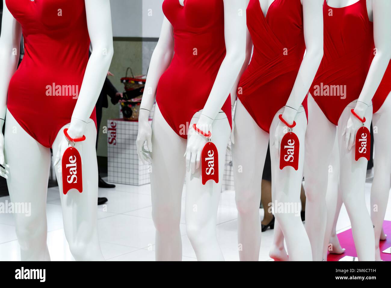 Série de mannequins en maillots de bain rouges. Vente Banque D'Images