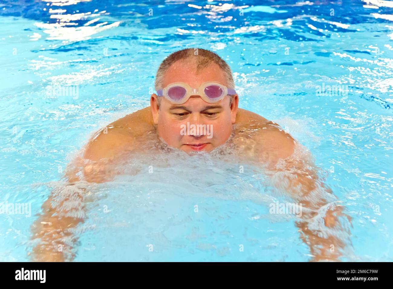 Gros homme dans la piscine Banque D'Images