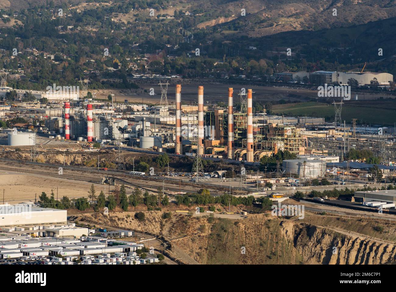 Los Angeles, Californie, Etats-Unis - 6 décembre 2022: Vue aérienne de la centrale de la vallée de l'eau et de l'énergie de Los Angeles au soleil va Banque D'Images