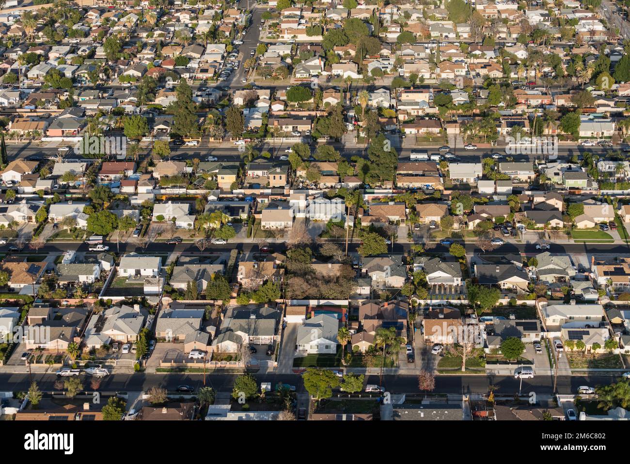 Vue aérienne des rues résidentielles dans le nord-est de la vallée de San Fernando de Los Angeles en Californie. Banque D'Images