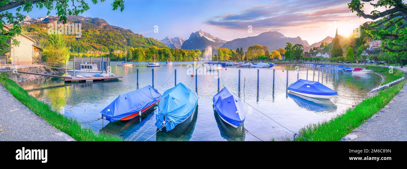 Bateaux ancrés sur les rives du lac Walensee Banque D'Images