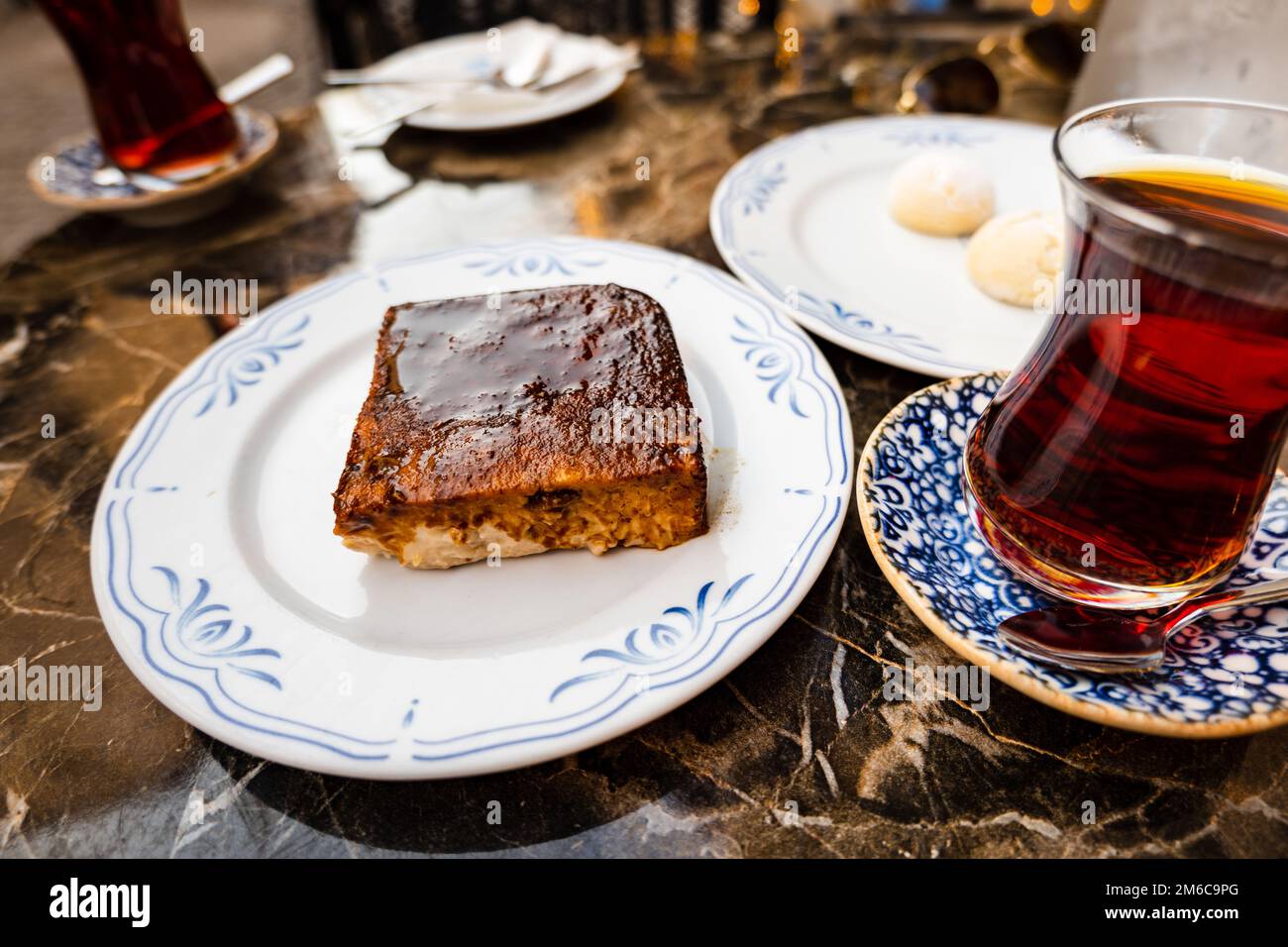 Kazandibi, un dessert turc et un type de pudding au lait caramélisé. Développé dans le Palais ottoman et l'un des desserts turcs les plus populaires aujourd'hui Banque D'Images