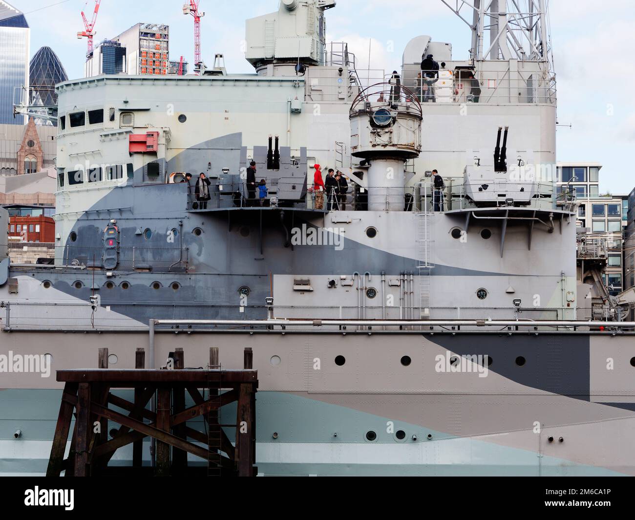 Gros plan sur le navire HMS Belfast, un musée ancré sur la Tamise. Les touristes regardent autour du bateau Banque D'Images