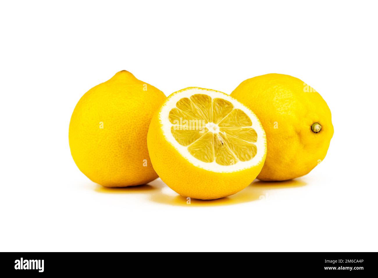 Deux citron jaune entier et une moitié coupée sur un fond blanc Banque D'Images